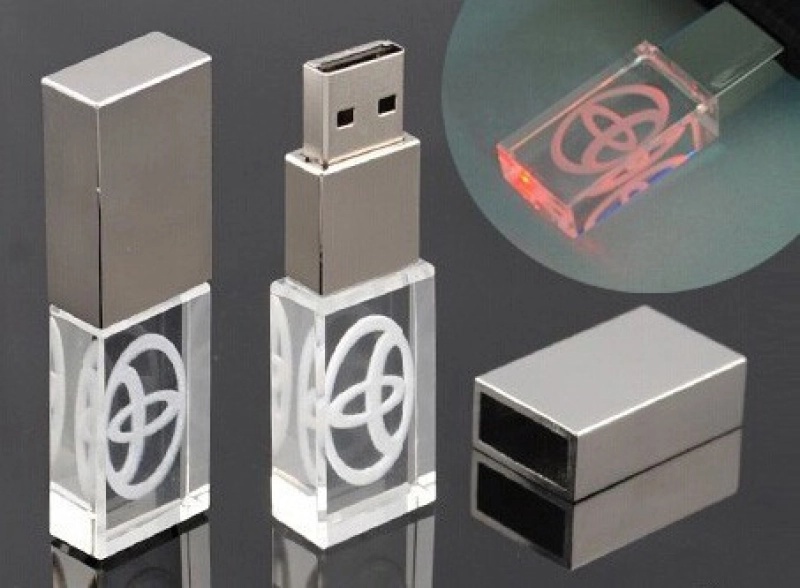 Memoria USB en Metal y Cristal