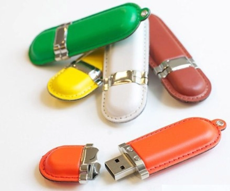 Memoria USB en Cuero y Metal