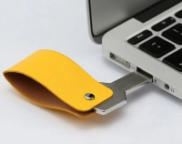 Memoria USB en Cuero y Metal en forma de llave