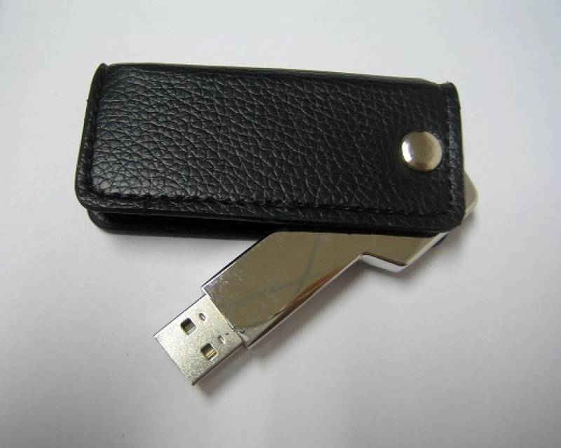 Memoria USB en Cuero y Metal en forma de llave