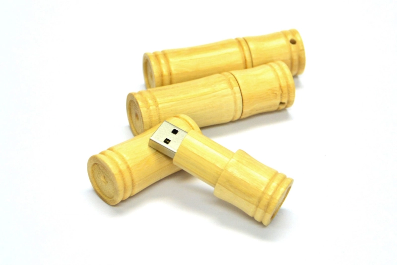 Memoria USB tubular en madera con tapa